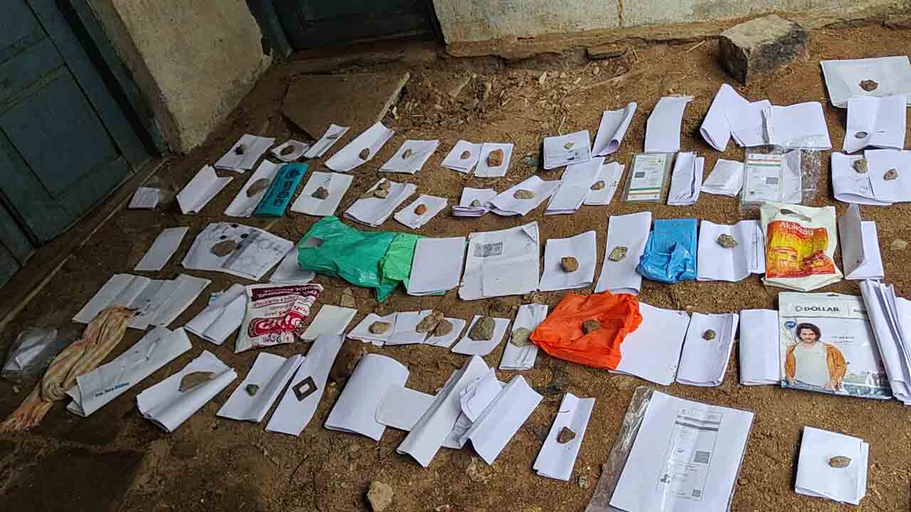 Passbooks | క్యూలైన్‌లో రైతుల పాస్ బుక్కులు, ఆధార్ కార్డు.. యూరియా కష్టాలు ఇప్పట్లో తప్పేనా..?