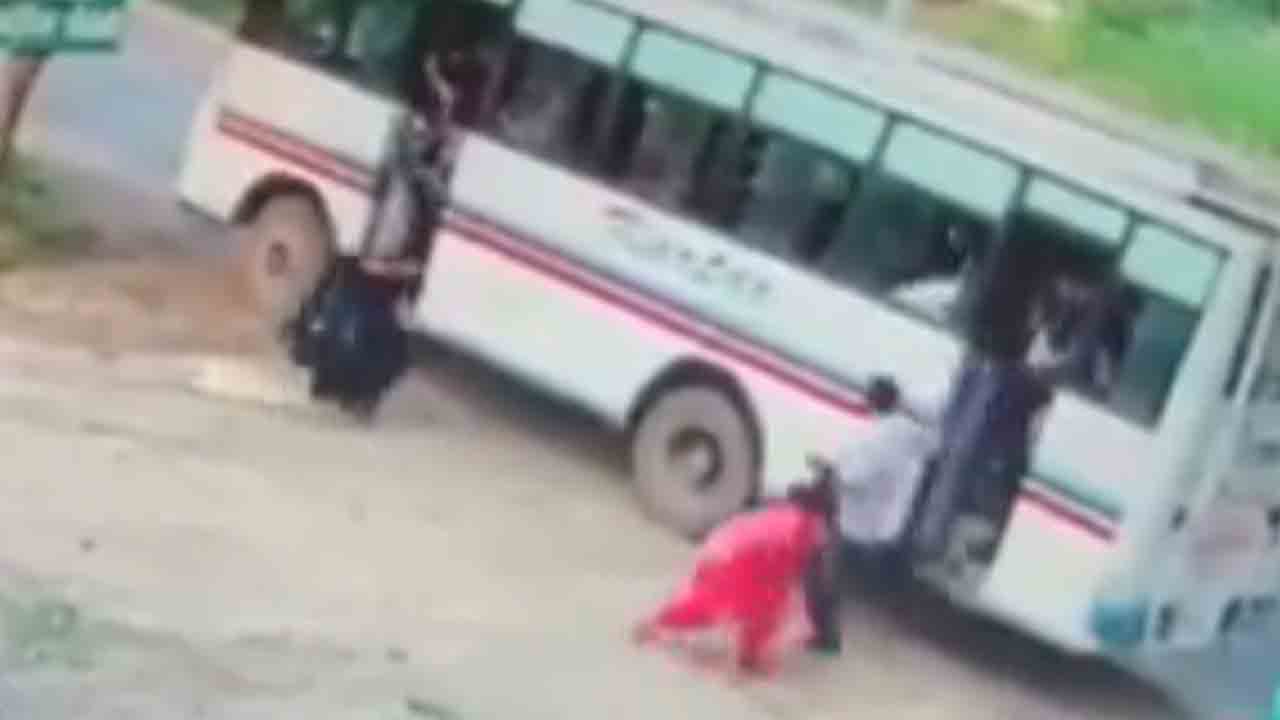 Watch: కదులుతున్న బస్సులో మంటలు.. తర్వాత ఏం జరిగిందంటే?