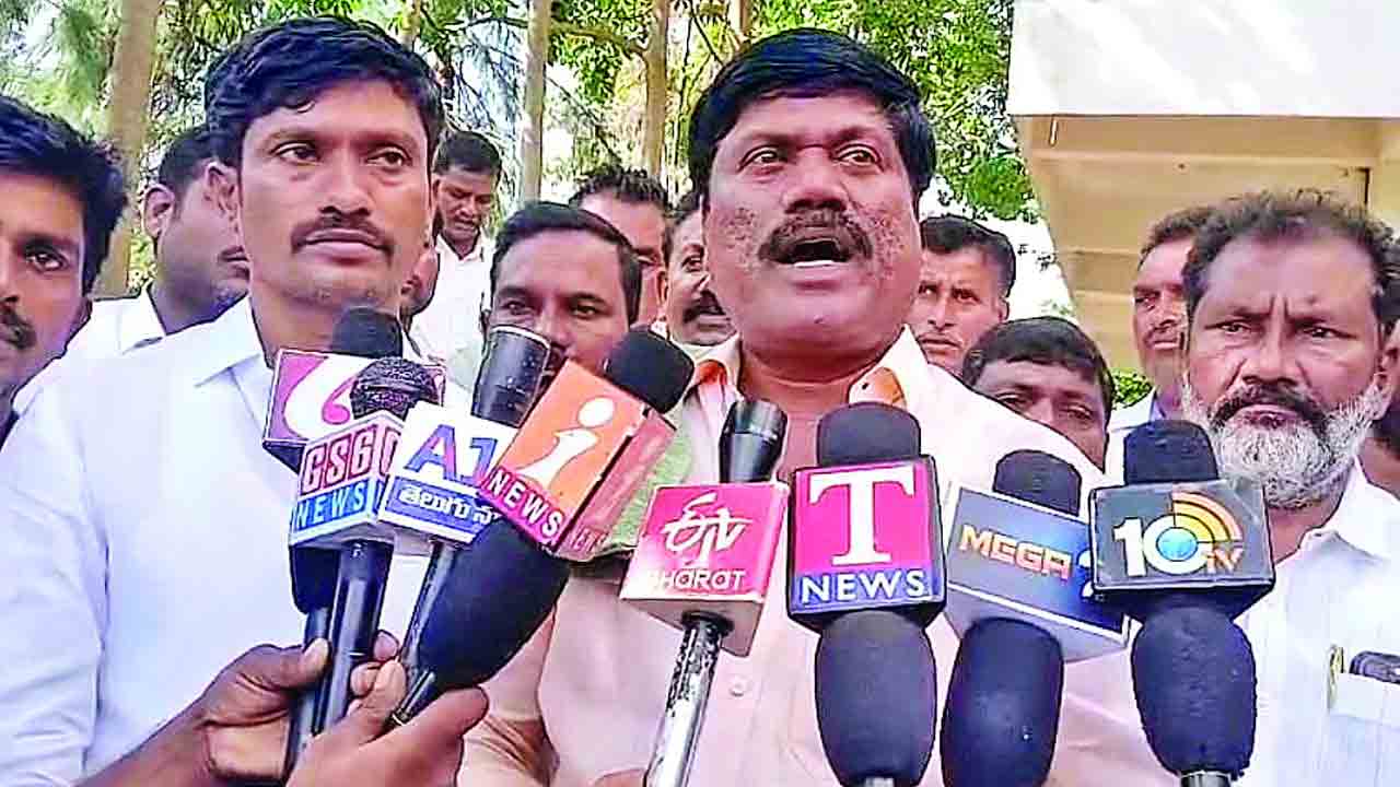 కలెక్టర్‌ వ్యాఖ్యలను ఖండిస్తున్నాం