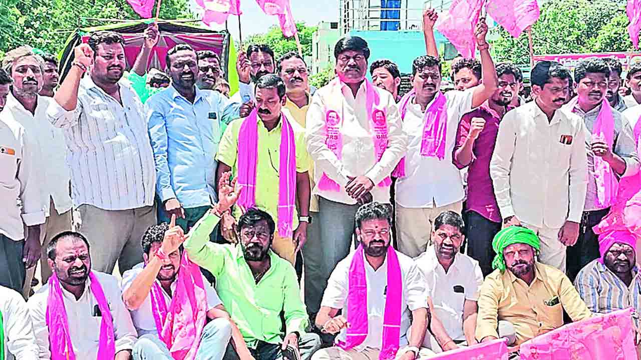 యూరియా కొరతపై సర్కారుకు పట్టింపేది?