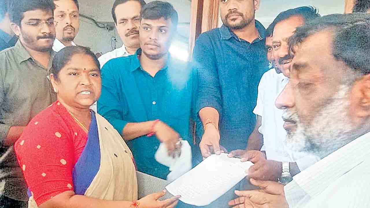 మిషన్‌ భగీరథ కాంట్రాక్టర్ల ధర్నా.. బిల్లులు చెల్లించాలని డిమాండ్‌