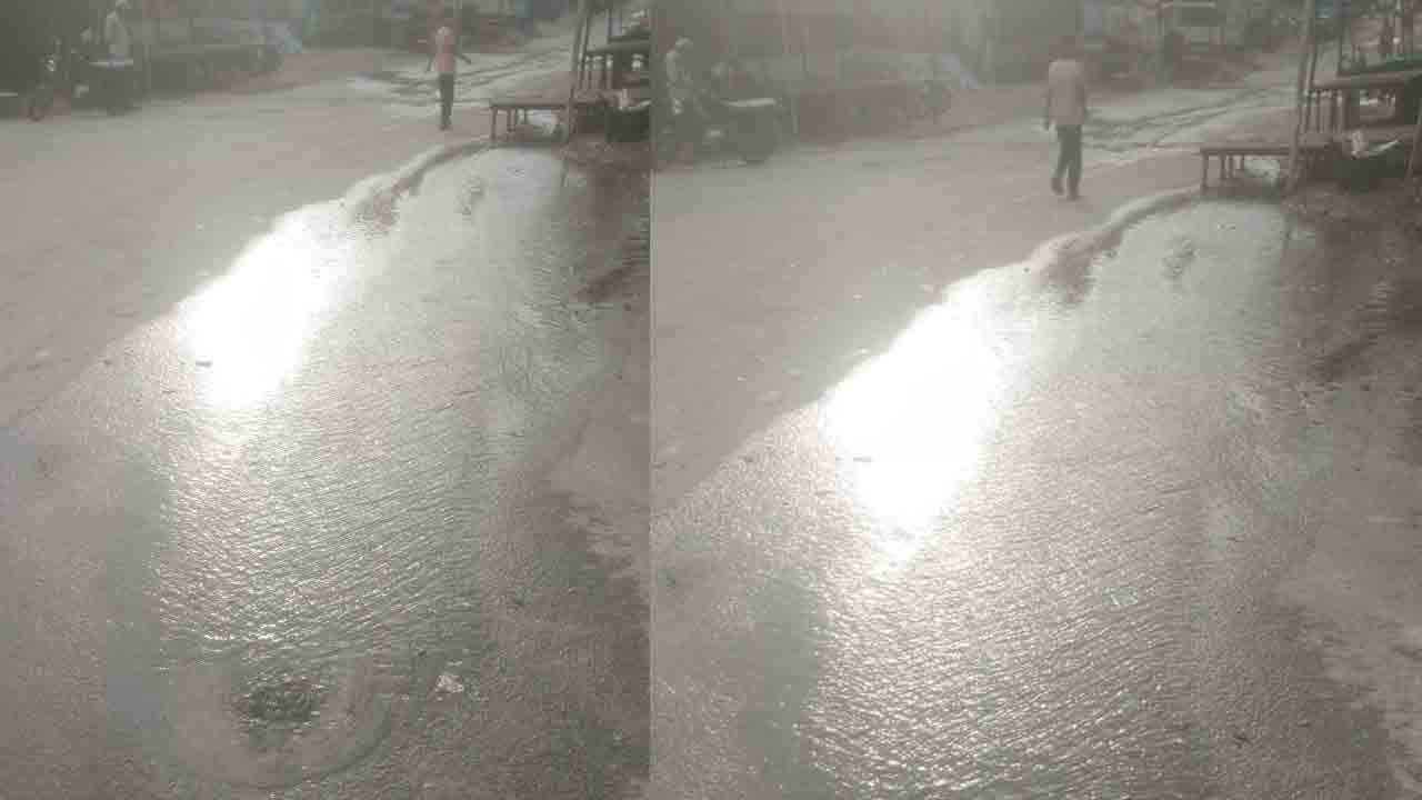 Pipeline Leakage | చౌరస్తాలో పైప్‌లైన్‌ లీకై నీరు వృధా.. అధికారులకు పట్టింపే లేదు
