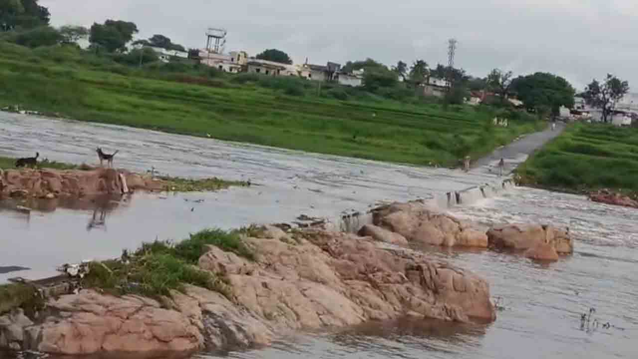 Musi River | ఉధృతంగా ప్రవహిస్తున్న మూసీ.. జూలూరు, రుద్రవెల్లి మధ్య రాకపోకలు బంద్