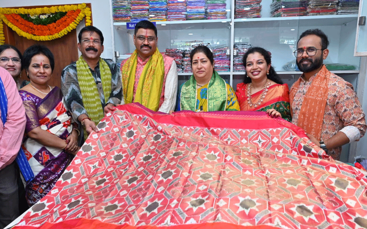 Bhoodan Pochampally : ప్రతి ఒక్కరూ చేనేత రంగాన్ని ప్రోత్సహించాలి : శైలజా రామయ్యర్