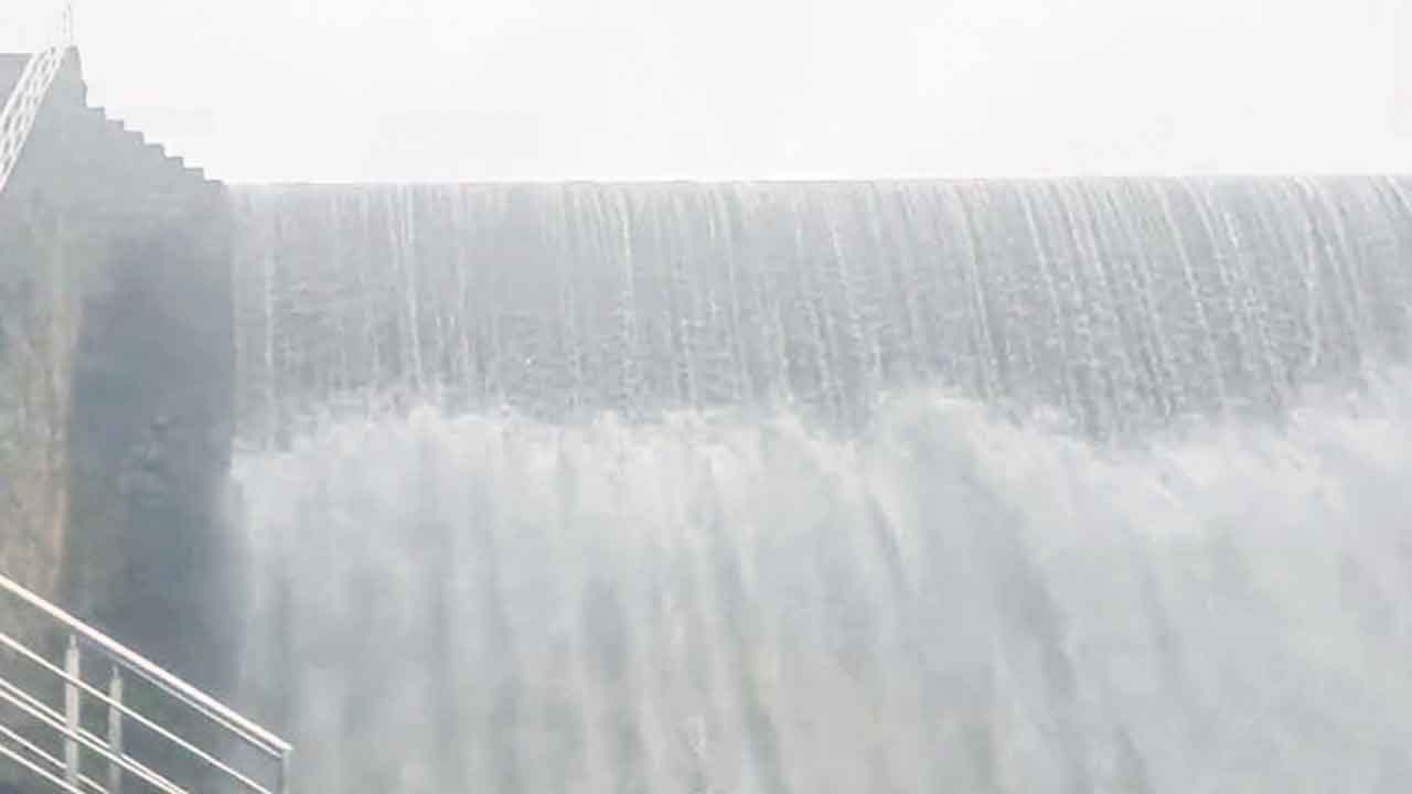 పొంగిన ప్రాజెక్టులు.. నిండని చెరువులు