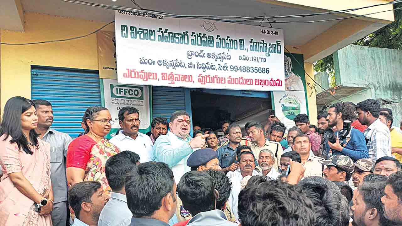 యూరియా కొరత వాస్తవమే.. రైతుల నిరసనతో మంత్రి పొన్నం ఒప్పుకోలు