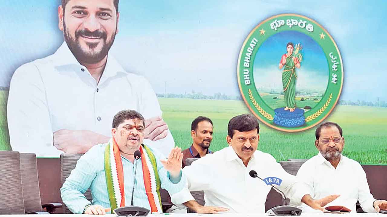 బీసీ మంత్రి పొన్నంకు అవమానం!