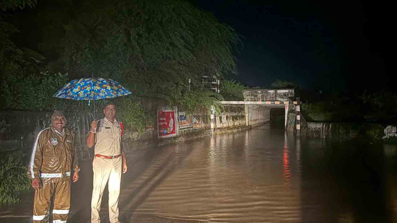రాష్ట్రానికి భారీ వర్షసూచన.. పొత్కపల్లి ప్రజలను అప్రమత్తం చేసిన స్థానిక ఎస్సై రమేష్‌
