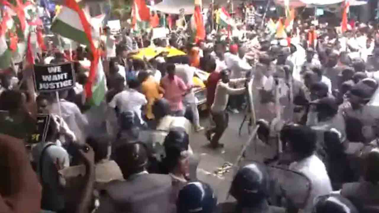 Kolkata | ఆర్జీకార్‌ వైద్యురాలి హత్యాచార ఘటనకు ఏడాది.. కోల్‌కతాలో ఆందోళన.. పోలీసుల లాఠీ ఛార్జిలో బాధితురాలి తల్లికి గాయాలు