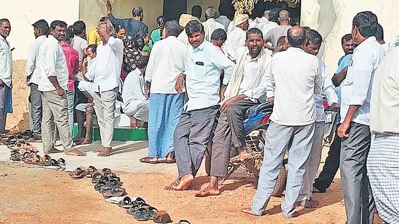 అవే బారులు.. అవే బాధలు