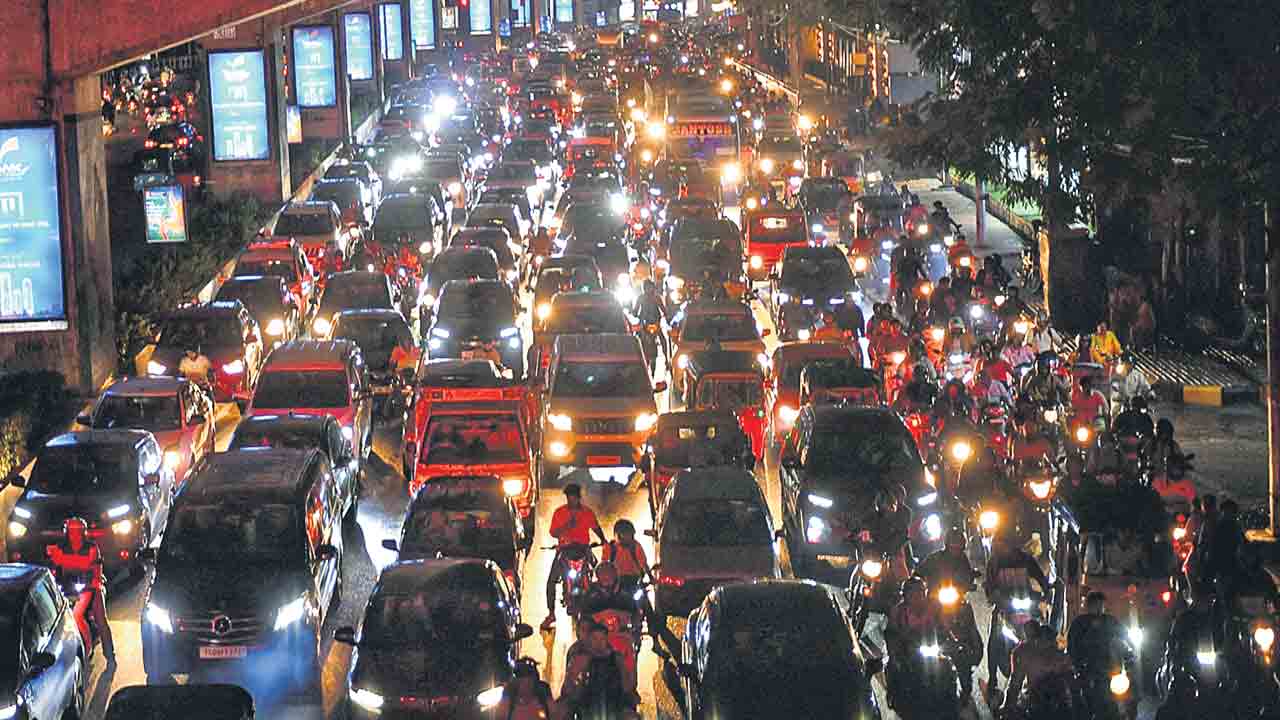 చేతులెత్తేశారు.. గ్రేటర్‌లో మూడు గంటల వర్షం.. 6 గంటల నరకం