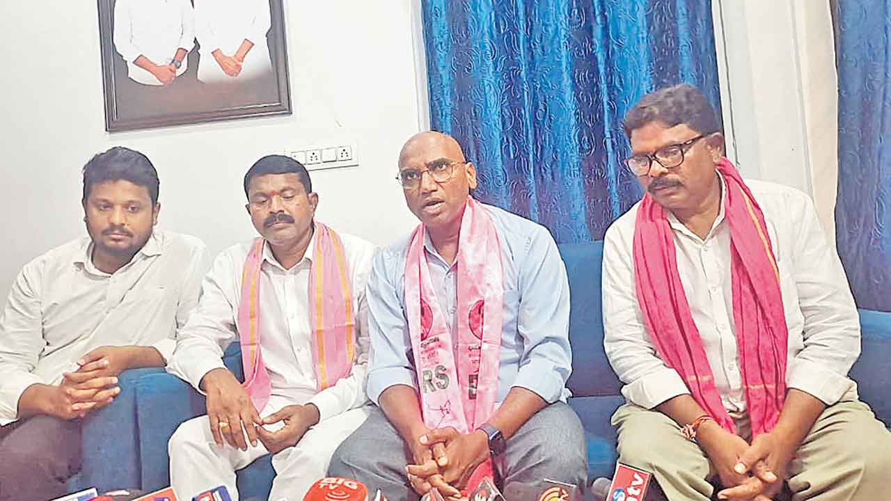 యూరియా కొరతకు బీజేపీ-కాంగ్రెస్‌లే కారణం