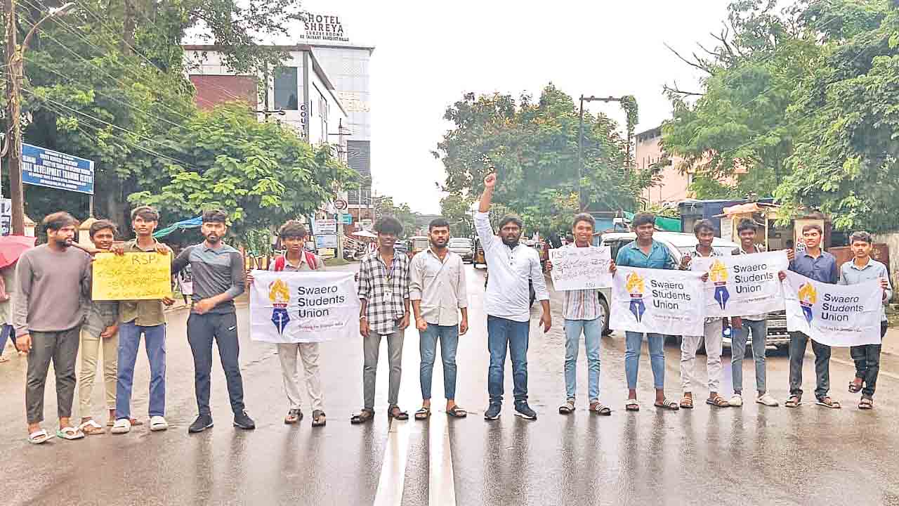 ఆంధ్రజ్యోతి ఎండీ రాధాకృష్ణ క్షమాపణ చెప్పాలి