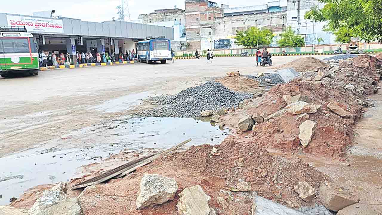 అస్తవ్యస్తంగా ఆర్టీసీ బస్టాండ్‌