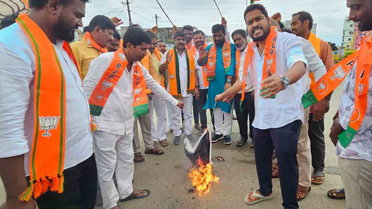 Rahul portrait burnt |  కాంగ్రెస్ ఆటలు సాగడం లేదని అపనిందలు.. రాహూల్‌ గాంధీ చిత్రపటం దహనం