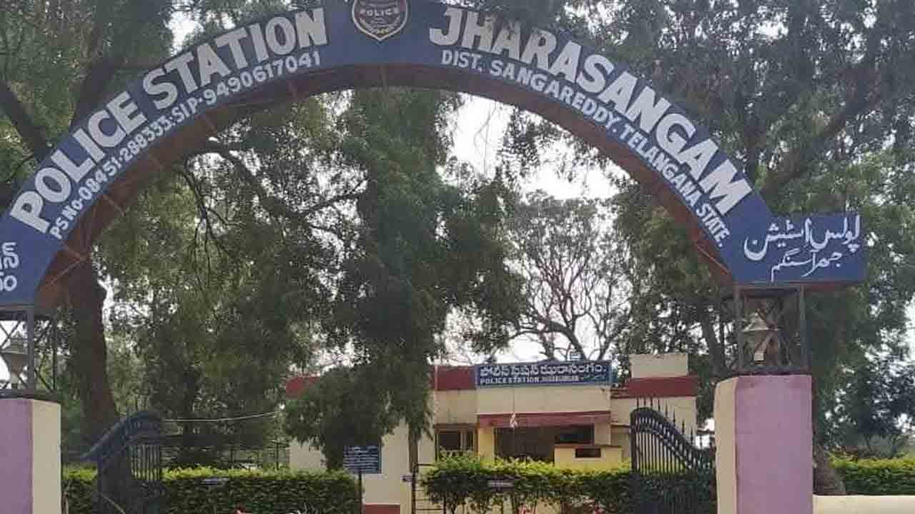 Raikode | పోలీస్ ఐతే నాకేంట్రా.. నన్నే ఆపుతావా.. రాయికోడ్ మార్కెట్ చైర్మన్ సుధాకర్ రెడ్డి దూకుడు