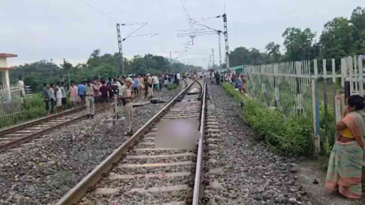 Morning Walk | షాకింగ్‌.. మార్నింగ్‌ వాక్‌ చేస్తున్న మహిళల్ని ఢీ కొట్టిన రైలు