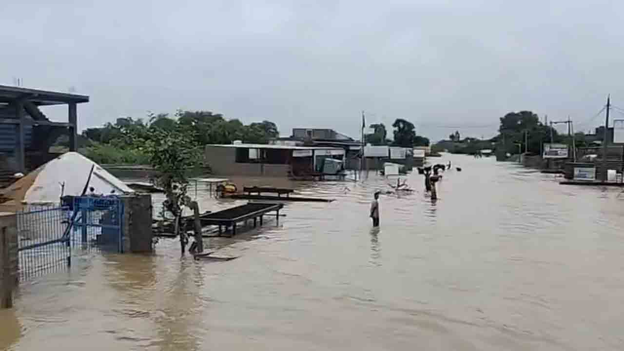 Flood situation | ఎడతెరపి లేకుండా కురుస్తున్న వర్షం.. నీట మునిగిన నగరం.. ఎక్కడంటే..!