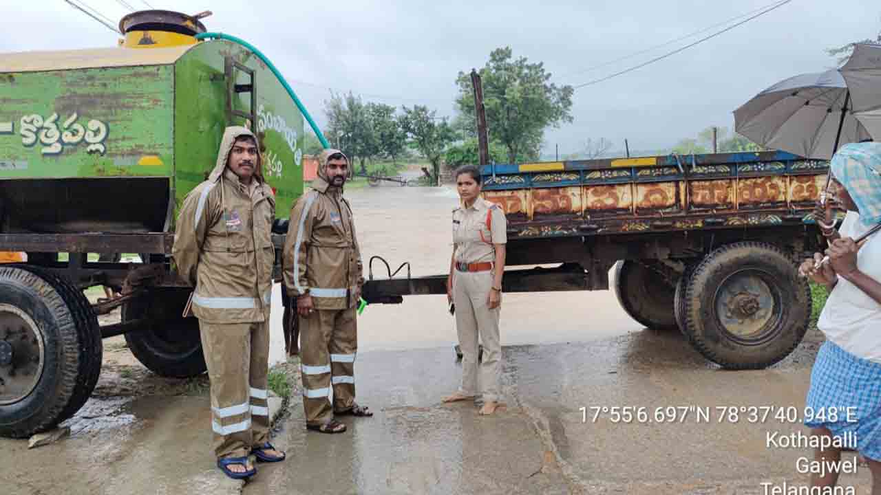 Rains | కొత్తపల్లి, రాంసాగర్ గ్రామాల మధ్య నిలిచిన రాకపోకలు.. అప్రమత్తంగా ఉండాలన్న ఎస్‌ఐ మానస