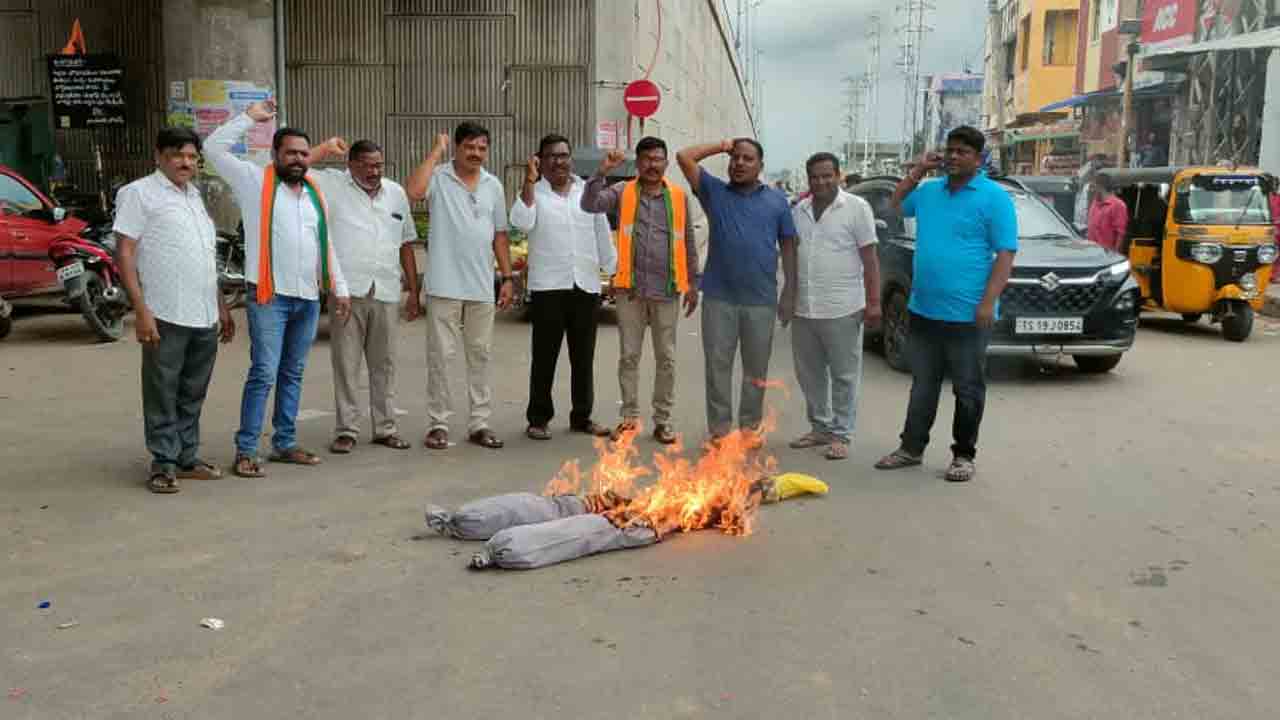 Public Apology | బహిరంగంగా క్షమాపణ చెప్పాలని రాహుల్‌ గాంధీ దిష్టిబొమ్మ దహనం