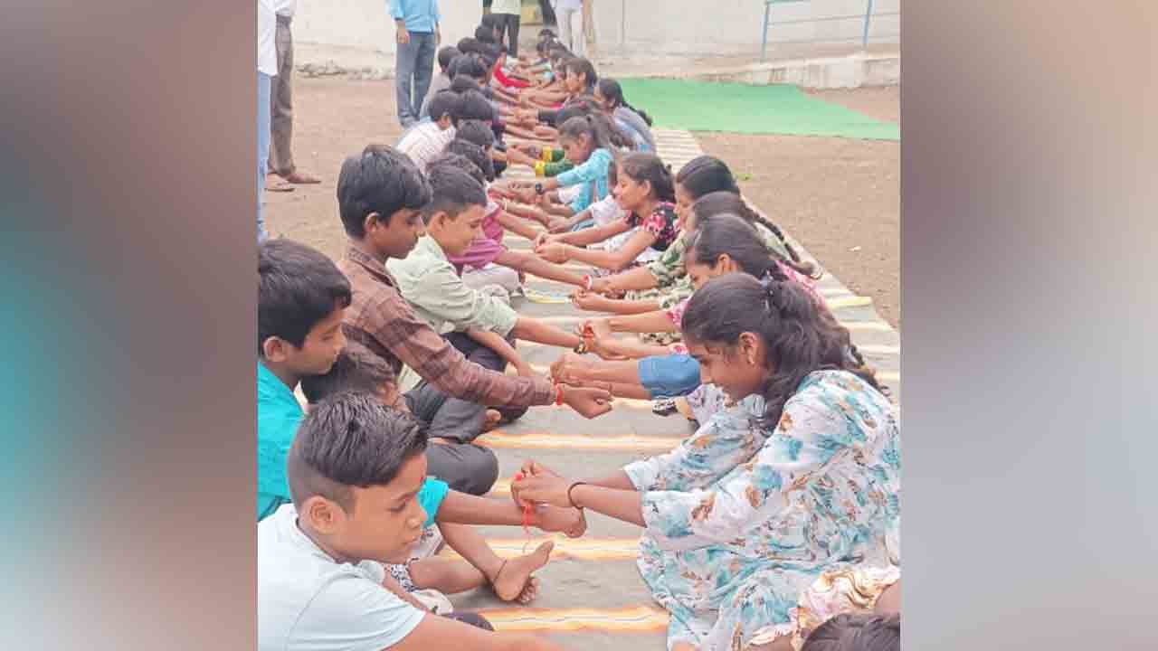 Rakhi Celebrations | విద్యార్థులంతా స్వయంగా రాఖీలను తయారు చేసుకుని..
