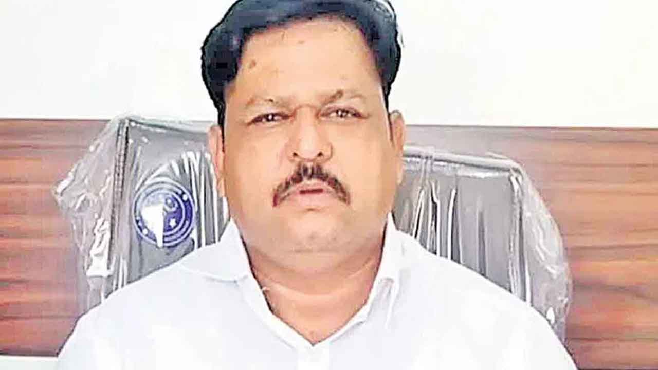 కుట్రలను మానుకోవాలి