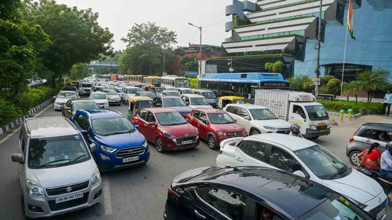 20 ఏండ్లు పైబడిన వాహనాల రిజిస్ట్రేషన్‌ రెన్యువల్‌ ఫీజు పెంపు