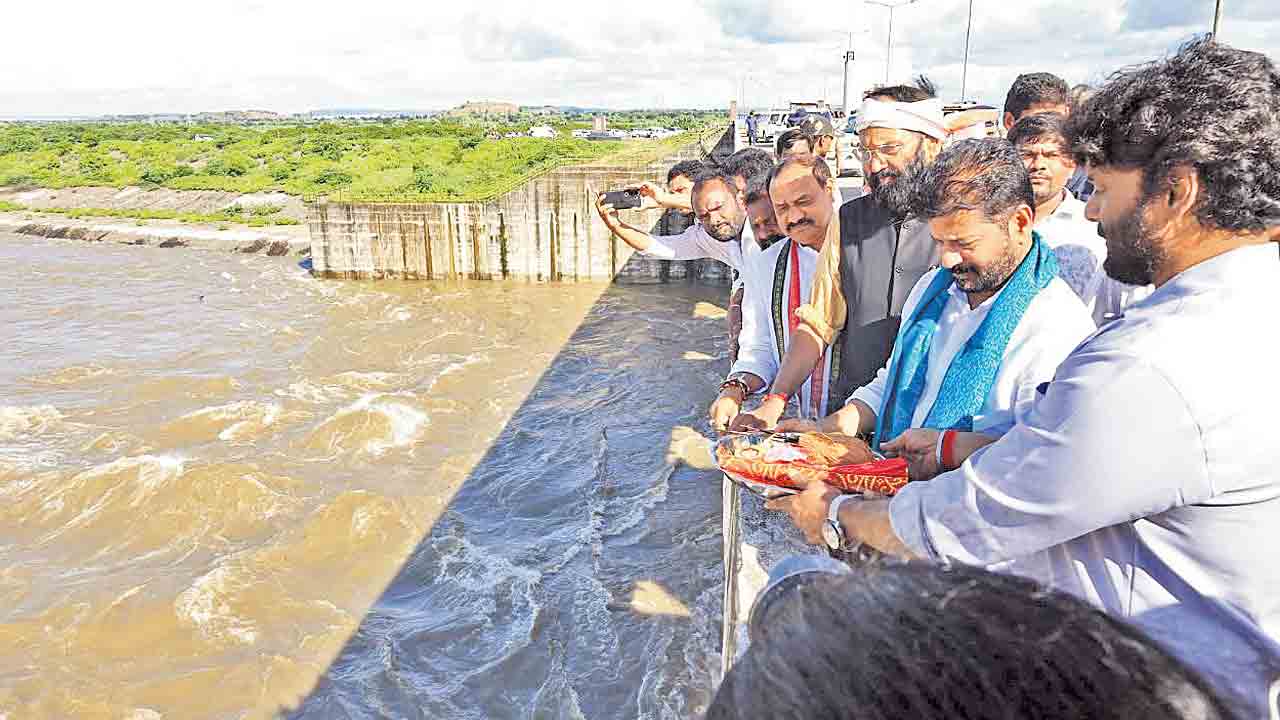 వరదలో రేవంత్‌ బురద రాజకీయం.. ఎల్లంపల్లి వరద పరిశీలనలో ప్రేలాపనలు