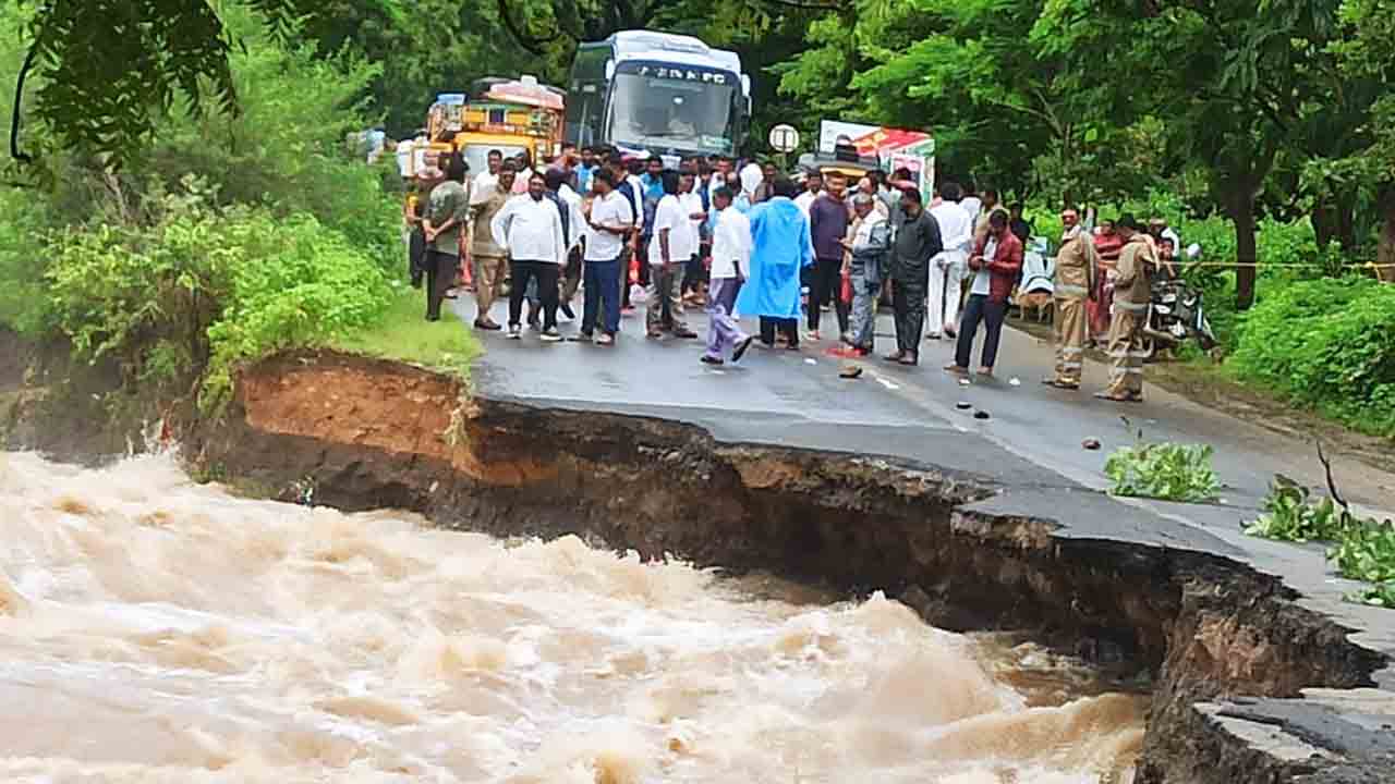 Heavy Rains | ఇంద్రవెల్లిలో వర్ష బీభత్సం..ఇండ్లలోకి చేరిన వరద నీరు.. స్థానికులను ఖాళీ చేయించిన అధికారులు
