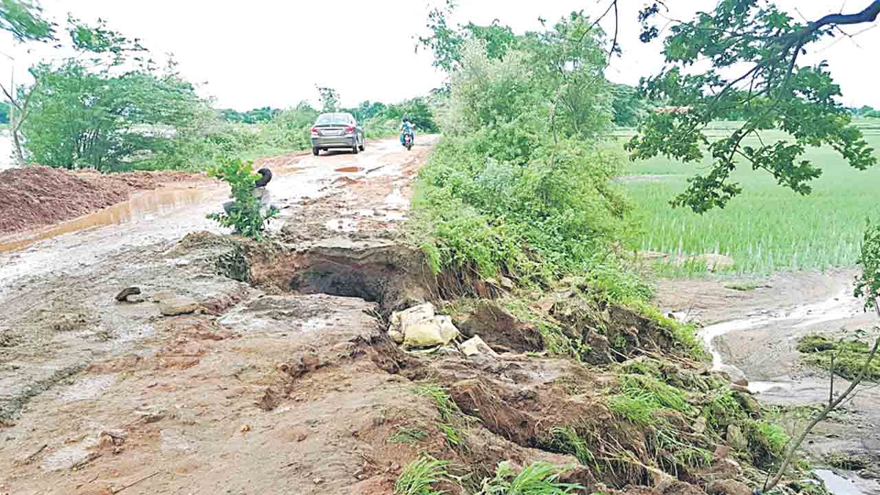 వర్షాలకు దెబ్బతిన్న రహదారులు