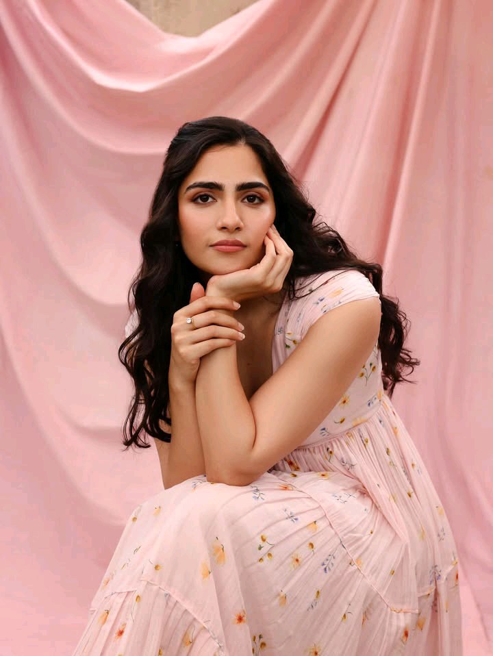 ప్రశాంత్‌ నీల్‌ దర్శకత్వంలో వస్తున్న మూవీ హిట్‌ అయితే ఈ అమ్మడు తెలుగులోనూ వరుస ఆఫర్లు దక్కించుకునే అవకాశాలున్నాయి.