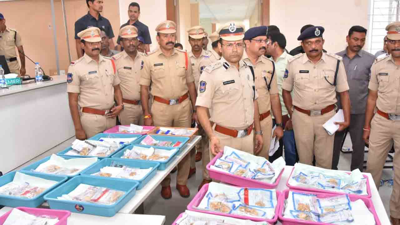 SBI Scam Case | ఎస్బీఐ కుంభకోణం కేసును ఛేదించిన పోలీసులు.. 44మంది అరెస్ట్ : సీపీ అంబర్‌ కిషోర్‌ ఝా