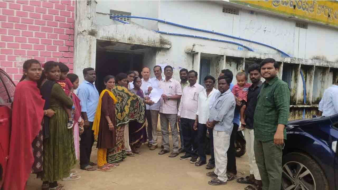 SC colony | ఎస్సీ కాలనీ సమస్యలు పరిష్కరించాలని అధికారులకు వినతి