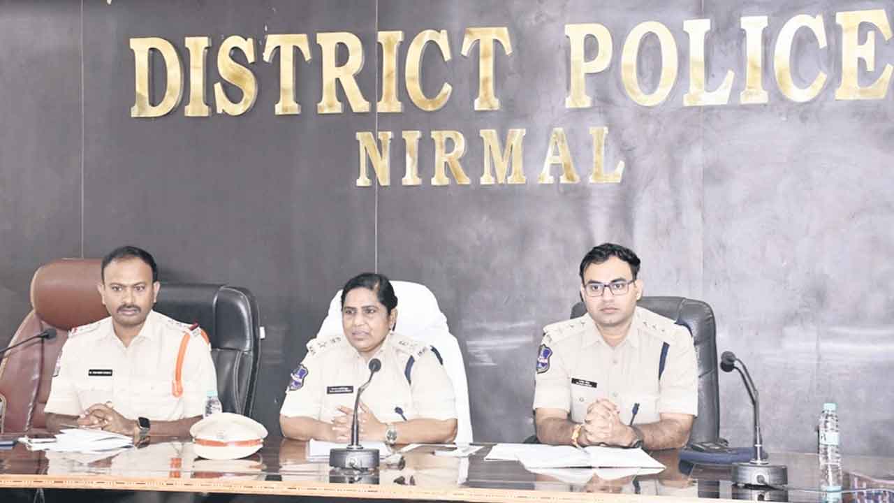 ఉత్సవాలను ప్రశాంతంగా జరుపుకోవాలి.. నిర్మల్‌ ఎస్పీ జానకి షర్మిల