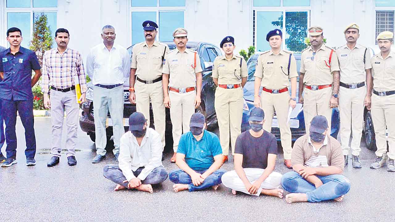 నంబర్‌ ప్లేట్లు మార్చి.. కార్లు విక్రయిస్తున్న ముఠా అరెస్టు