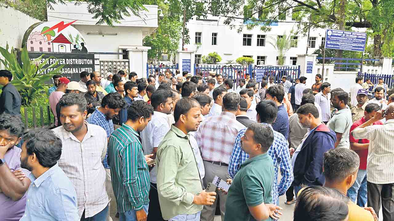 ఆపరేటర్ల కేబుల్‌ వార్‌.. కేబుల్‌ కటింగ్‌తో ఇంటర్‌నెట్‌ యూజర్ల తంటాలు