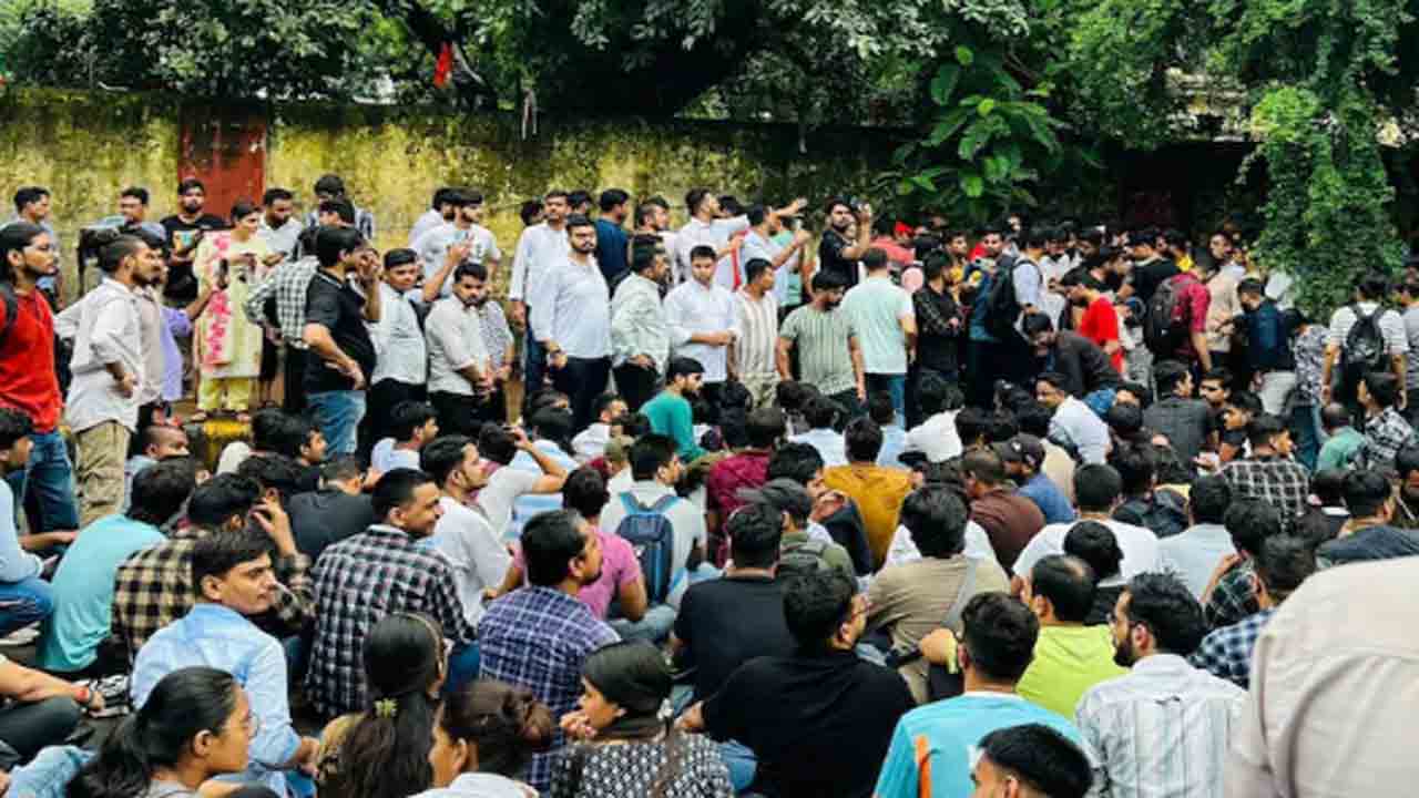 SSC Students Protest | ఎస్‌ఎస్‌సీ పరీక్ష నిర్వహణలో లోపాలు.. విద్యార్థుల నిరసన