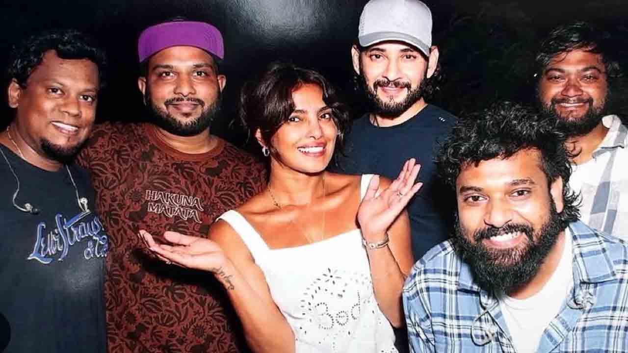 GlobeTrotter | ‘SSMB29’ సెట్స్‌లో మహేష్ బాబు, ప్రియాంక చోప్రా.. ఫొటో వైర‌ల్