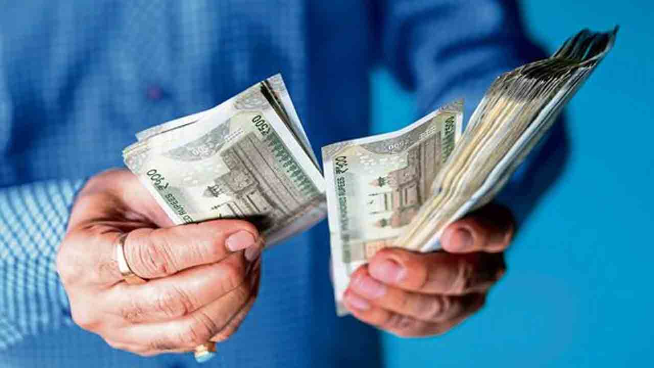 ఎట్టకేలకు ఇంజినీర్లకు వేతనాలు.. ఆర్థికశాఖ కొర్రీలతో 8 నెలలుగా నిలిపివేత