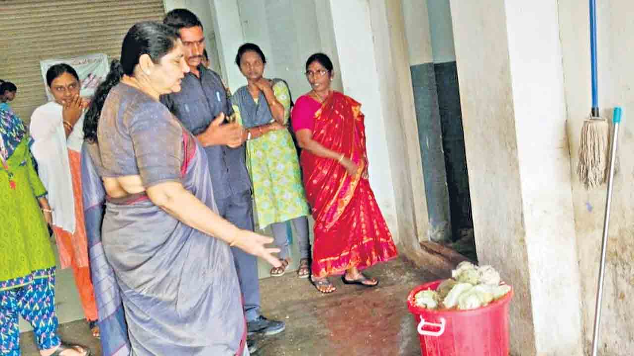 మాడిన కిచిడీ.. గొడ్డుకారంతో అల్పాహారమా?