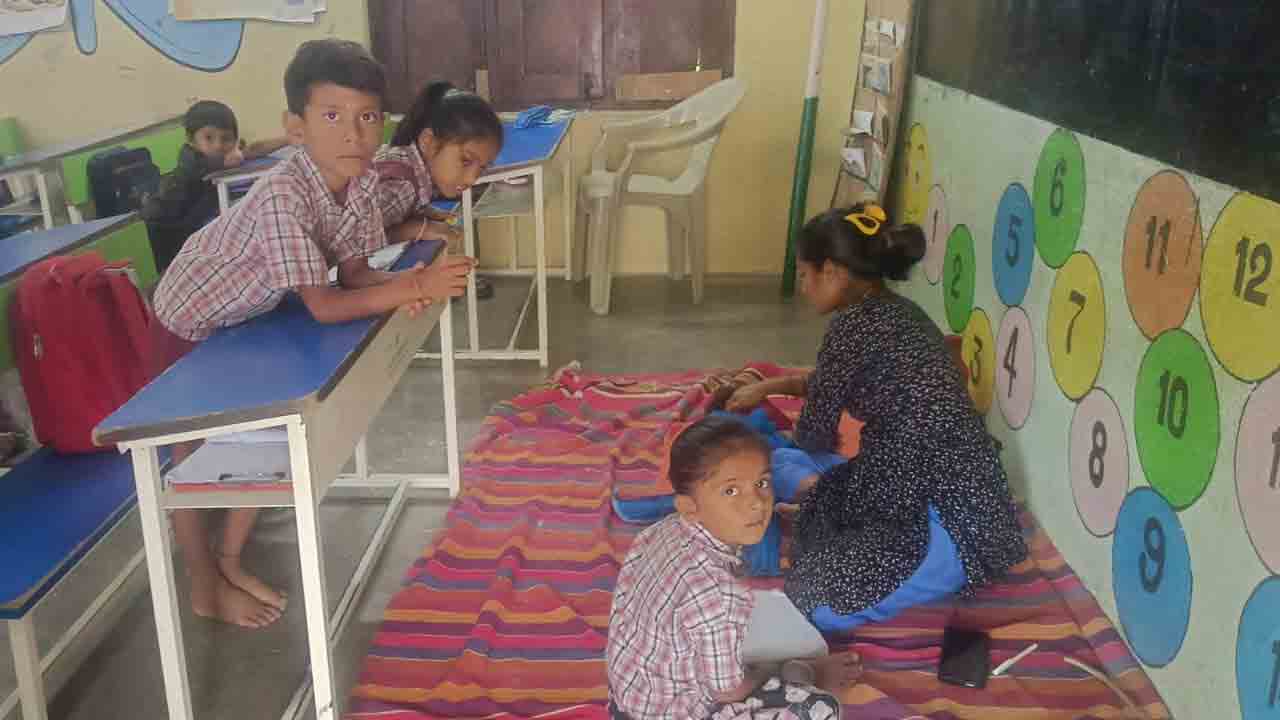 ఉన్నొక్క టీచర్‌ సెలవులో.. విద్యార్థులకు పర్యవేక్షణ కరువు.. తండా బడిలో అవస్థలు