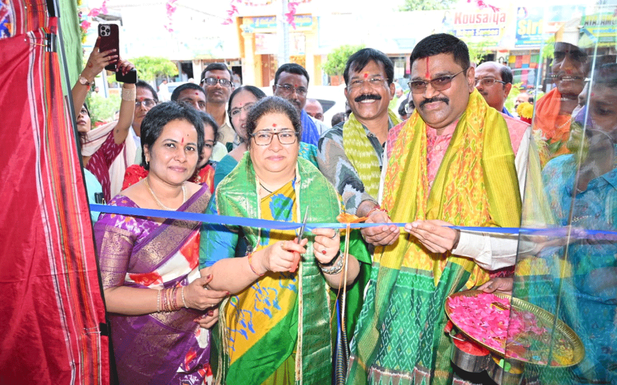 Bhoodan Pochampally : ప్రతి ఒక్కరూ చేనేత రంగాన్ని ప్రోత్సహించాలి : శైలజా రామయ్యర్
