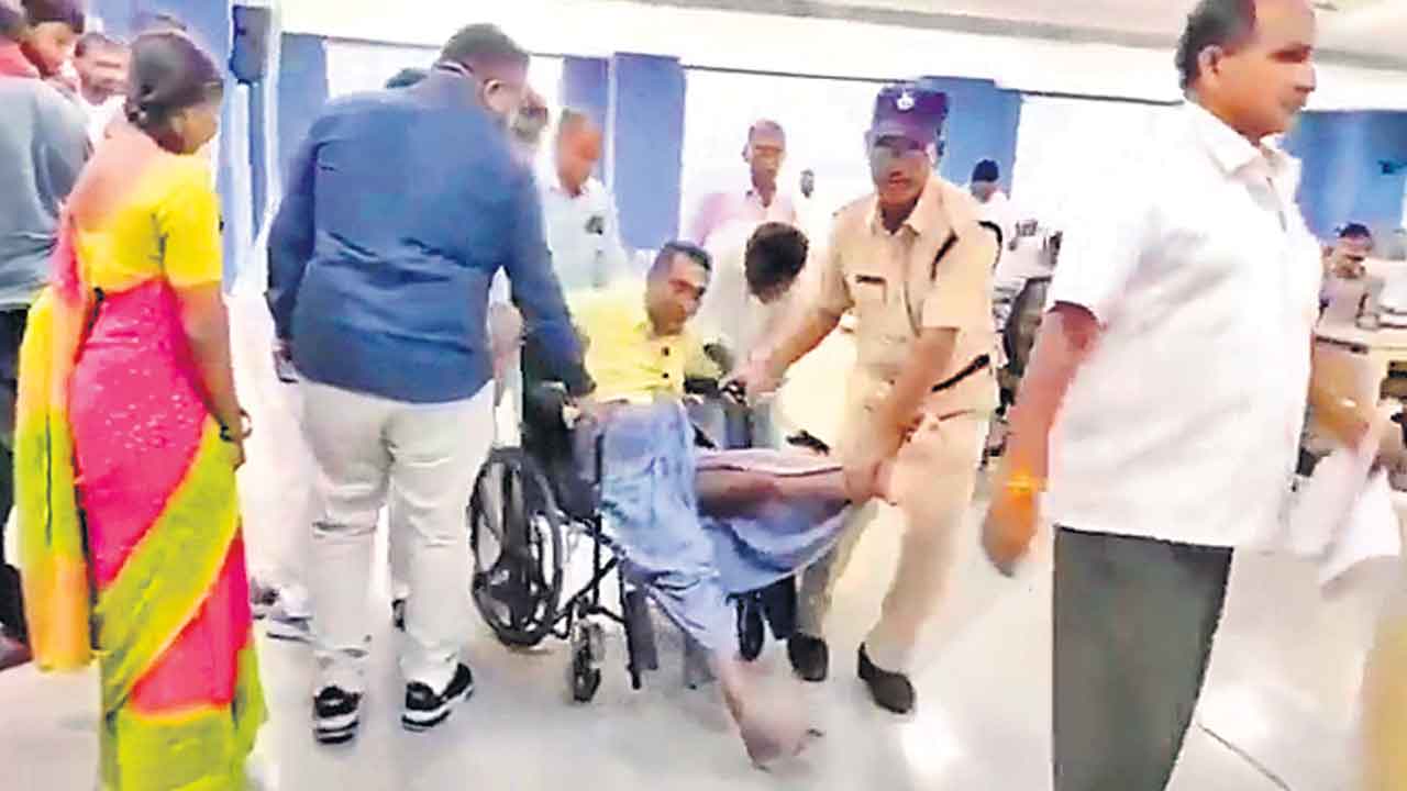 జగిత్యాల కలెక్టరేట్‌లో.. దివ్యాంగుడినీ ఈడ్చిపారేసిన ప్రజాపాలన