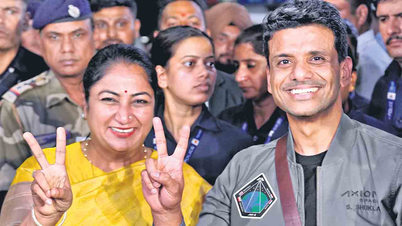 భారత్‌కు చేరుకున్న శుభాన్షు శుక్లా