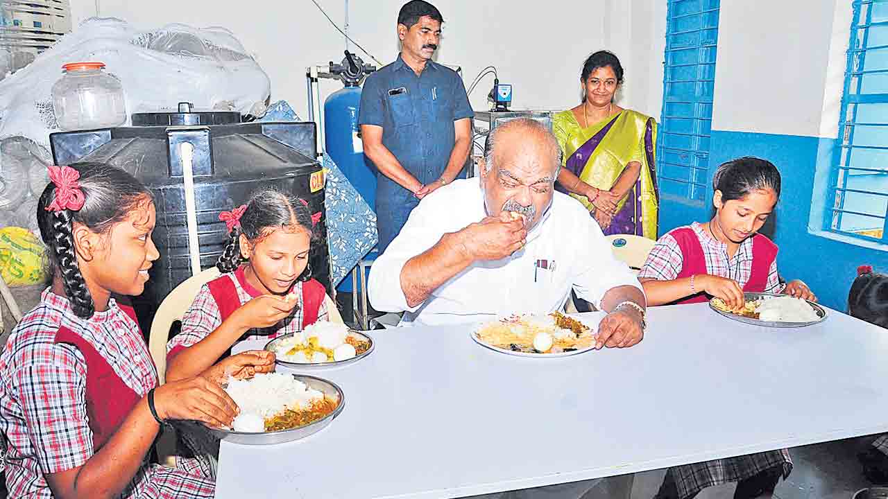 కేజీబీవీని సందర్శించిన సిరికొండ