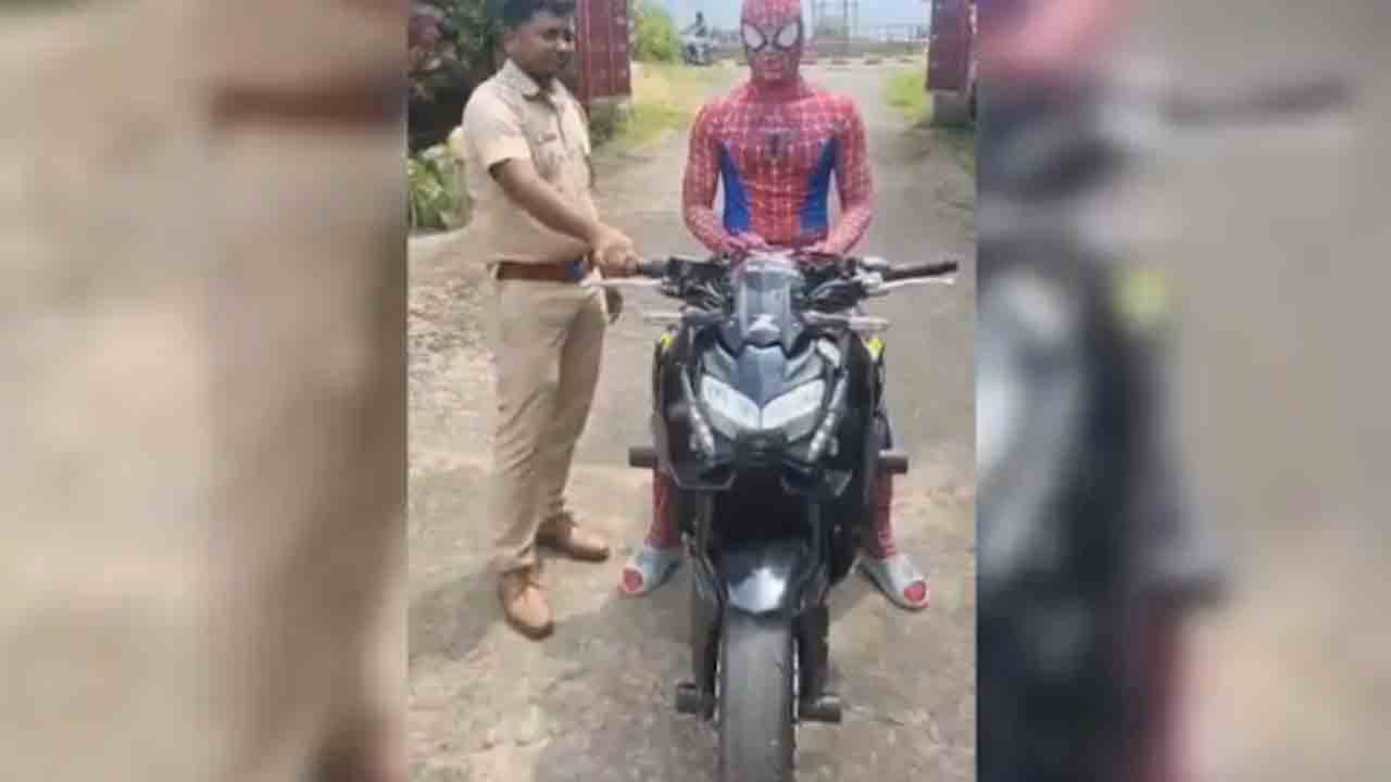 Spiderman Goes On Bike Stunt | ‘స్పైడర్ మ్యాన్’ డ్రెస్లో బైక్పై వ్యక్తి స్టంట్లు..   భారీగా జరిమానా విధింపు