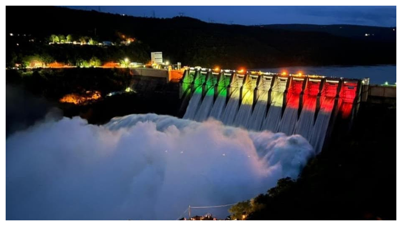 విద్యుద్దీపాల వెలుగులో శ్రీశైలం జలాశయం