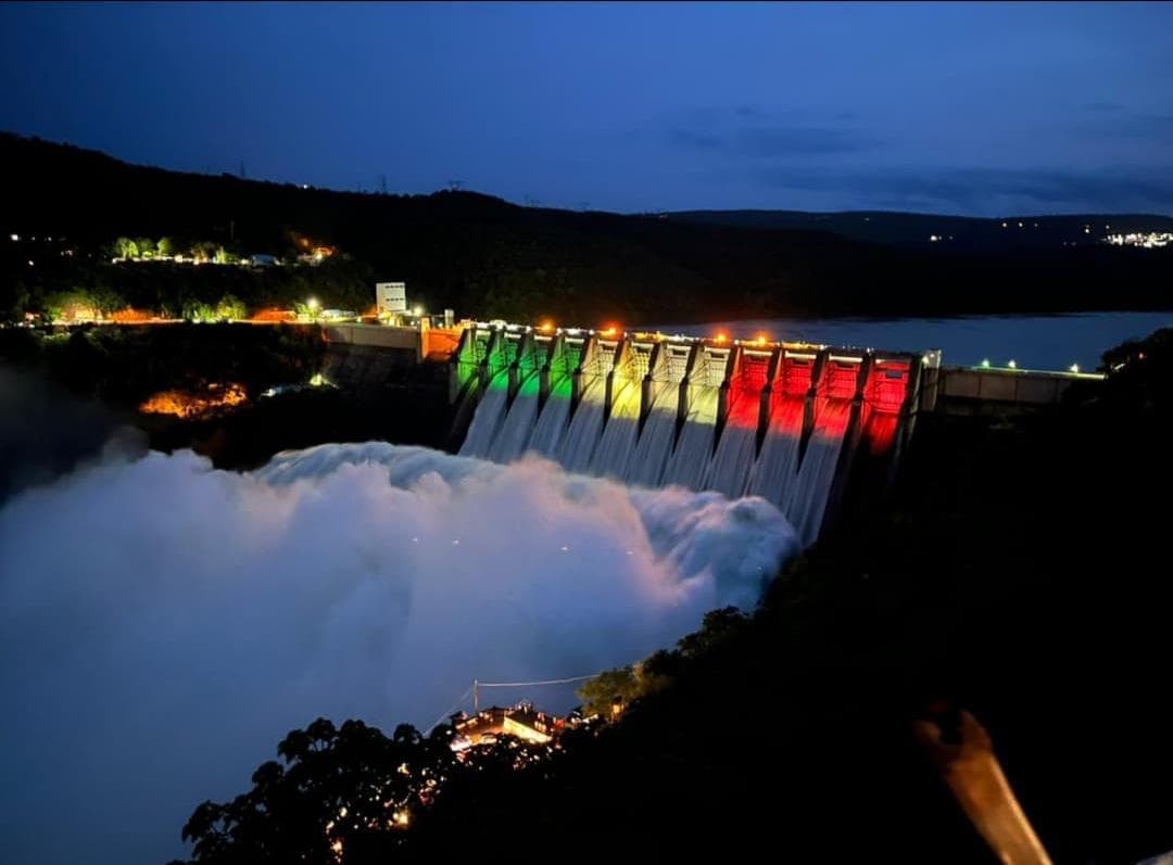 Srisailam | శ్రీశైలం : శ్రీశైలం డ్యామ్‌ జలాశయం సరికొత్త శోభను సంతరించుకున్నది. పగటి వేళలో నీటి గర్జనతో చేయగా.. రాత్రి సమయంలో శ్రీశైలం డ్యామ్ అందాలు అదరహో అనిపిస్తున్నాయి. 
