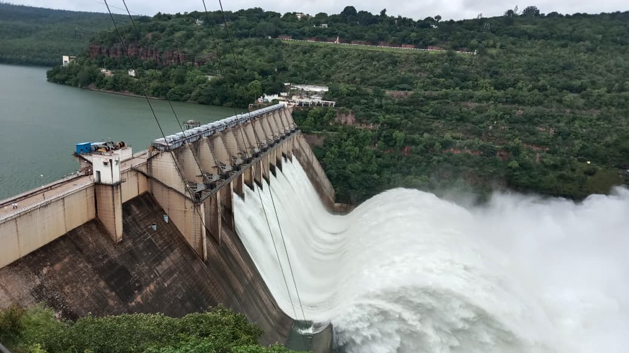 Srisailam Dam | శ్రీశైలం జలాశయానికి భారీగా వరద.. తొమ్మిది గేట్లను ఎత్తిన అధికారులు..
