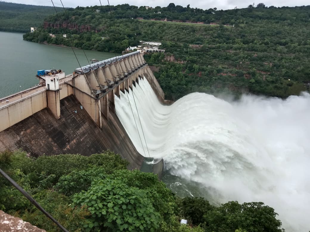 శ్రీశైలం జలాశయం నుంచి సాగర్‌ వైపు వెళ్తున్న నీరు